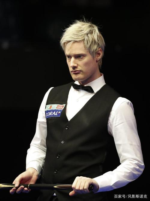 港队主场战新加坡，新加坡球员伤退时担架工作人员忍不住庆祝