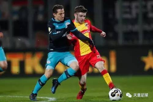 上任后首次露面，国足新帅邵佳一现场观战中国U22vs越南U22